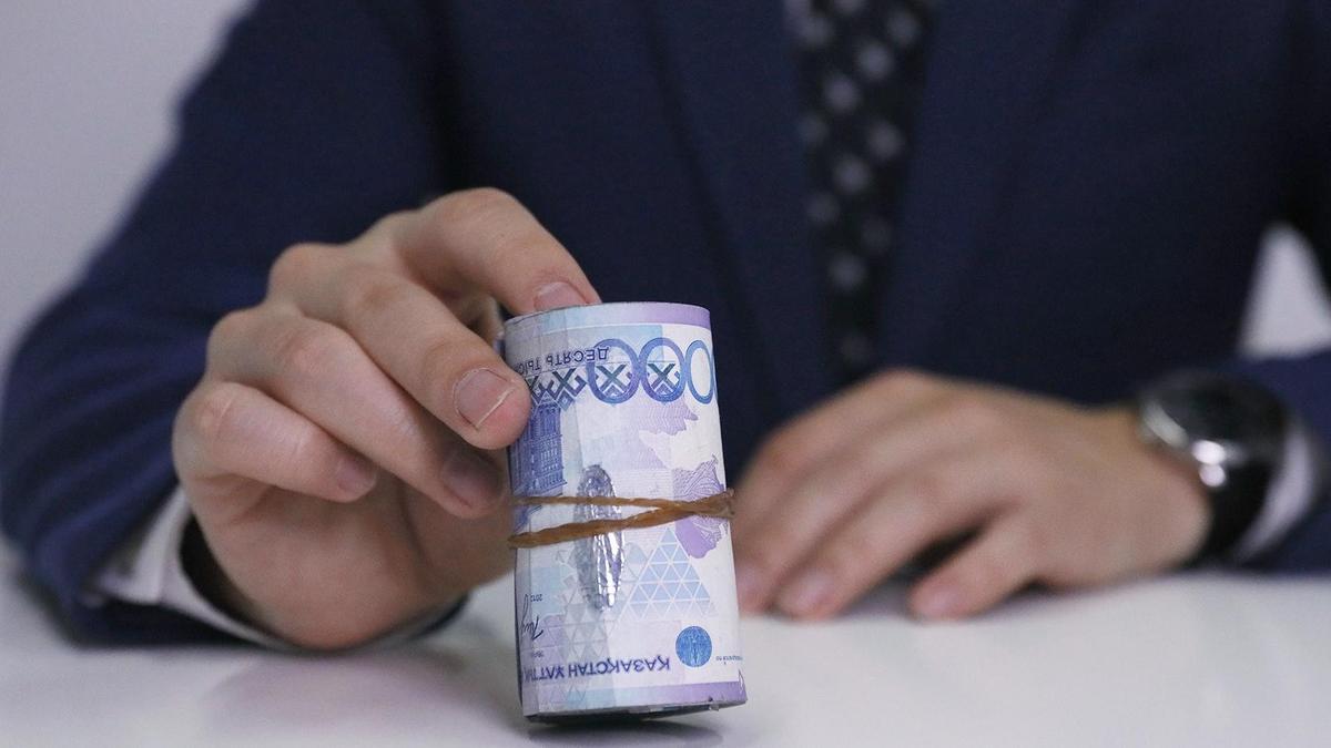 Мужчина держит деньги в руках Мужчина держит деньги в руках