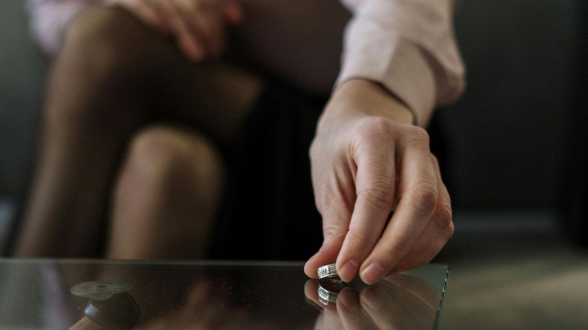 Женщина сняла обручальное кольцо