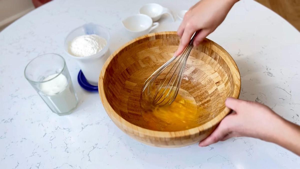 В бамбуковой миске смешивают яйцо и масло