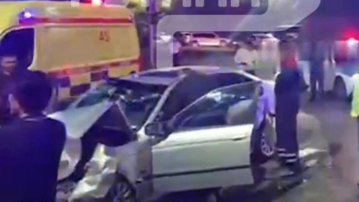 Поврежденный автомобиль и карета скорой помощи