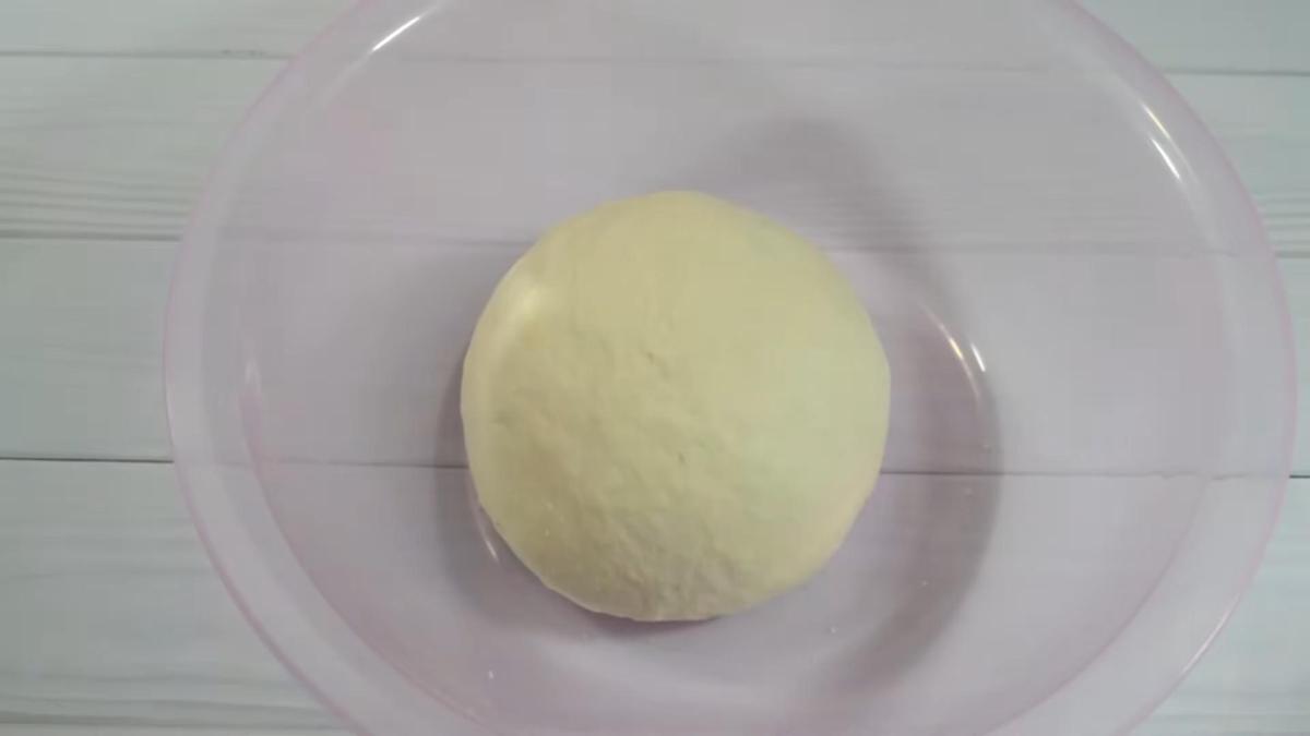 В миске шар теста