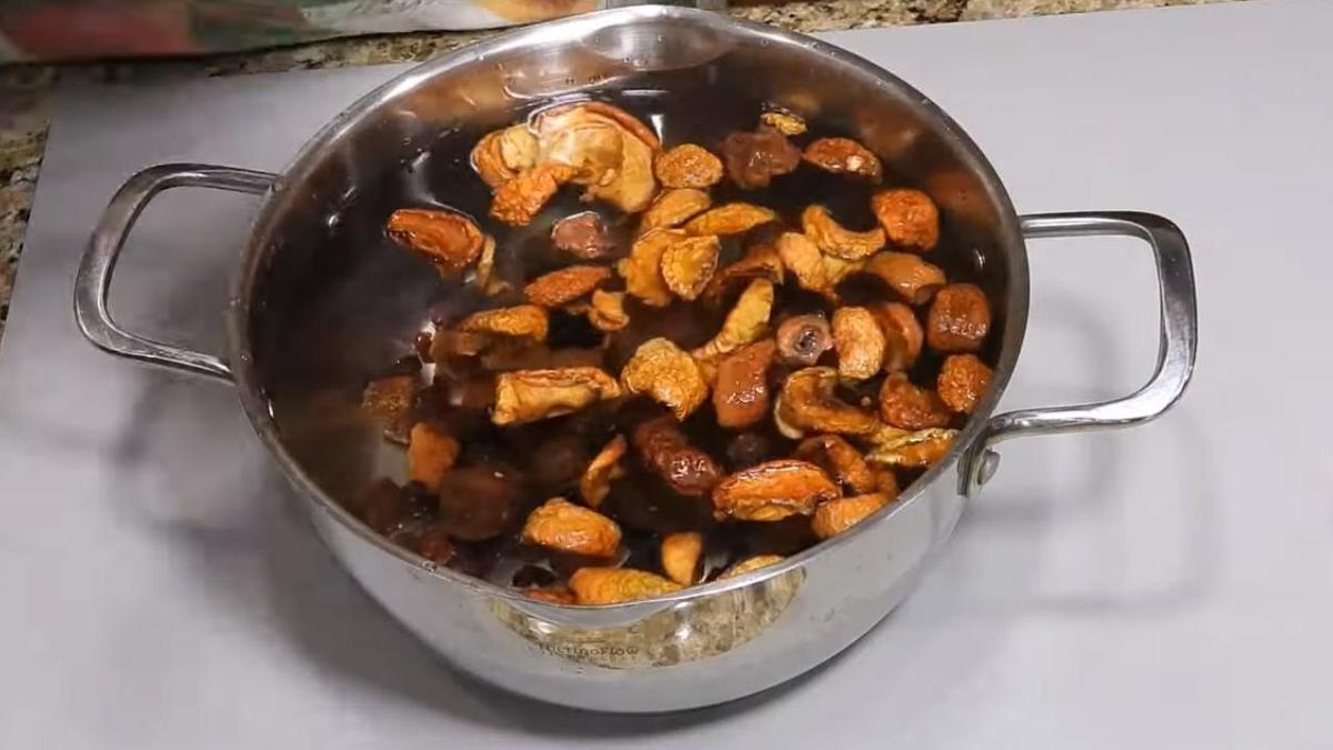 Залейте сухофрукты теплой водой