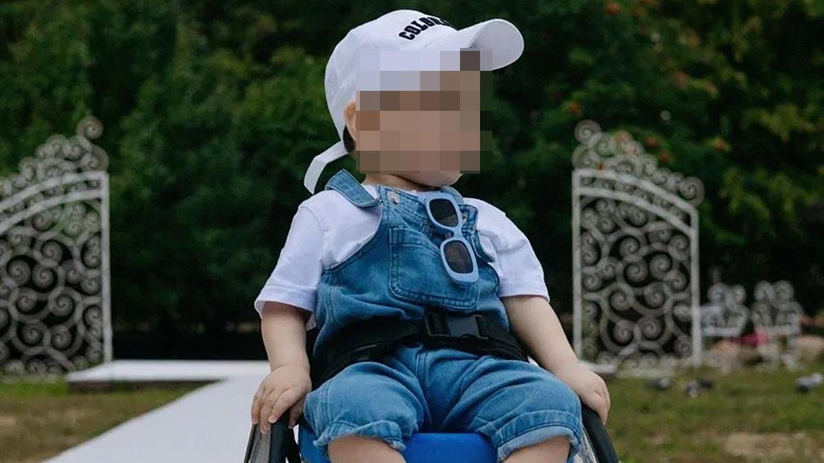 Мальчик сидит в коляске Мальчик сидит в коляске