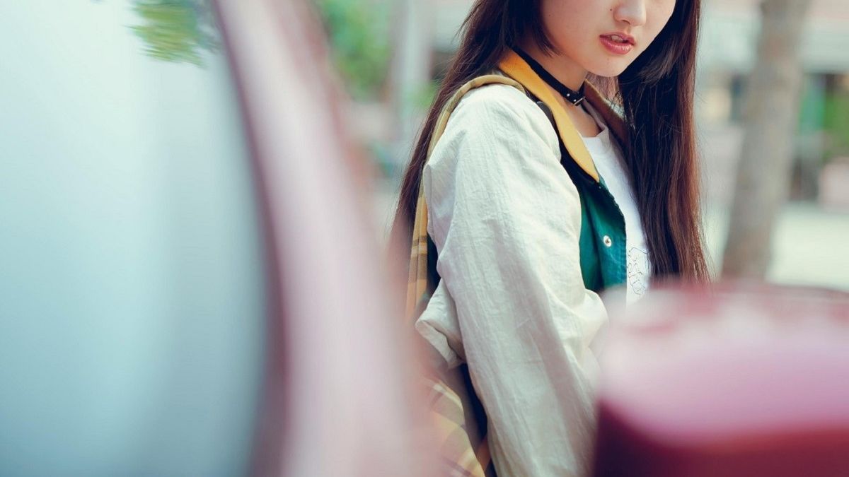 Девушка возле авто