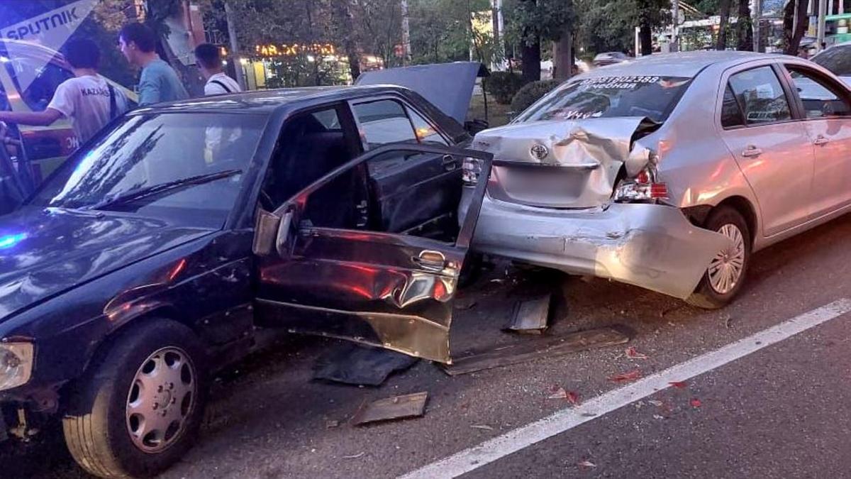 Столкнувшиеся на дороге автомобили