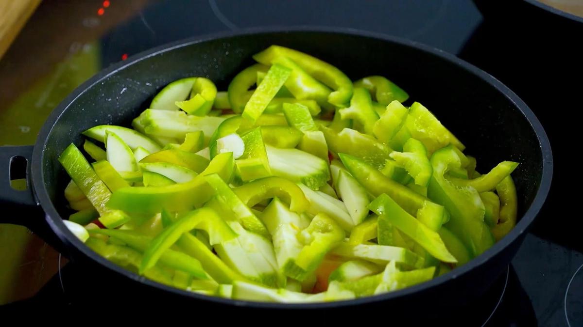 Сладкий перец и нарезанные кабачки на сковороде