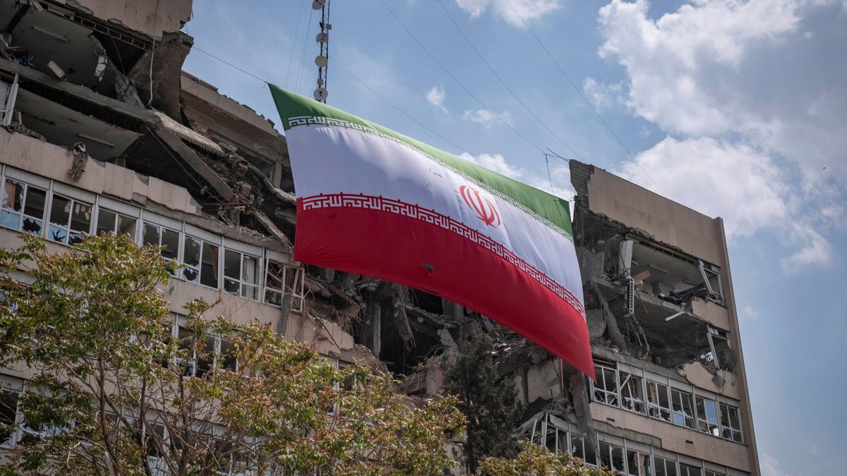 Флаг Ирана на разрушенном доме