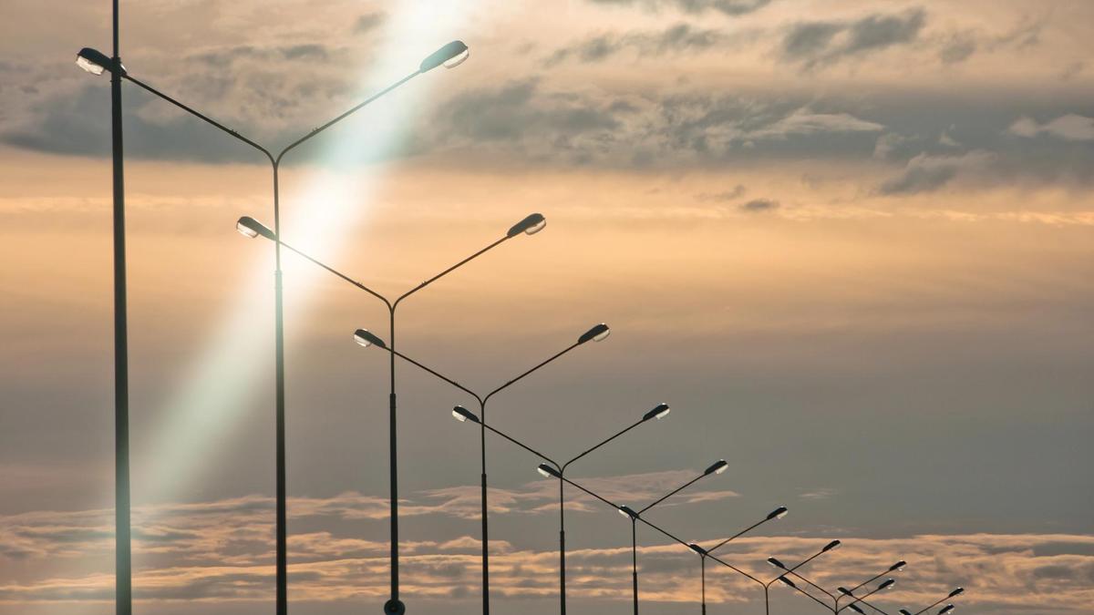 Ряд фонарей в сумерках