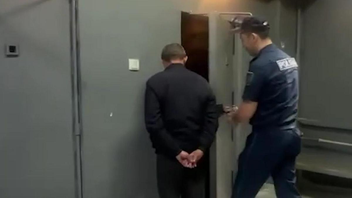 Дебошира ведут в камеру