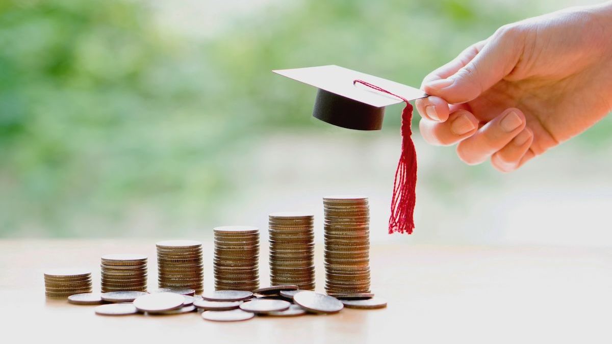 Столбики монет и шапка выпускника