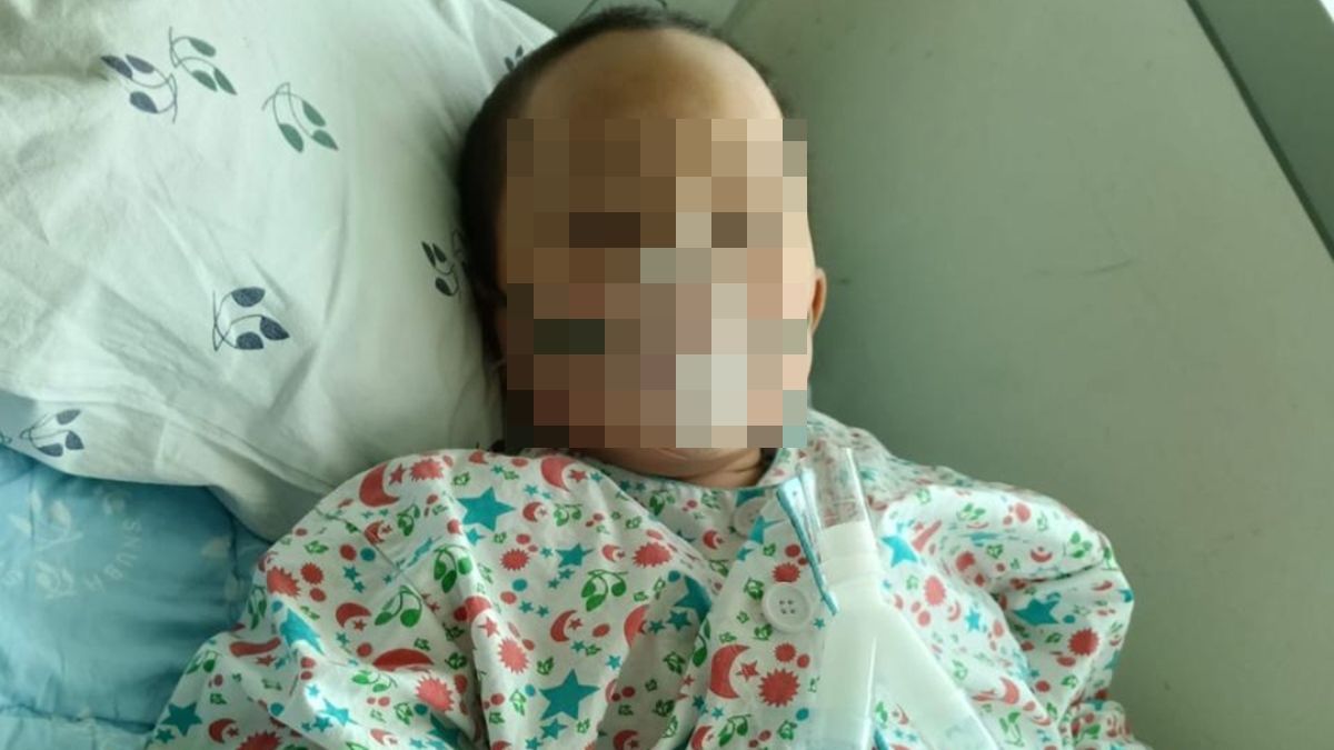 Мальчик лежит на кровати в больнице