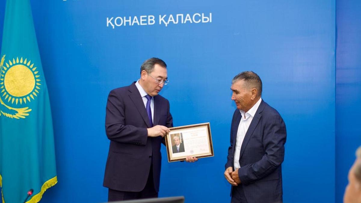 Серікбек Сақайбековке Алғыс хат табысталған сәт