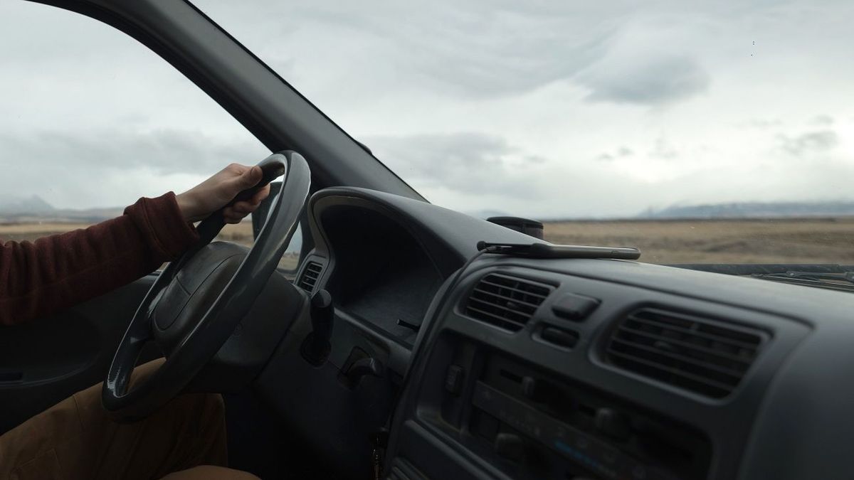 Водитель за рулем автомобиля