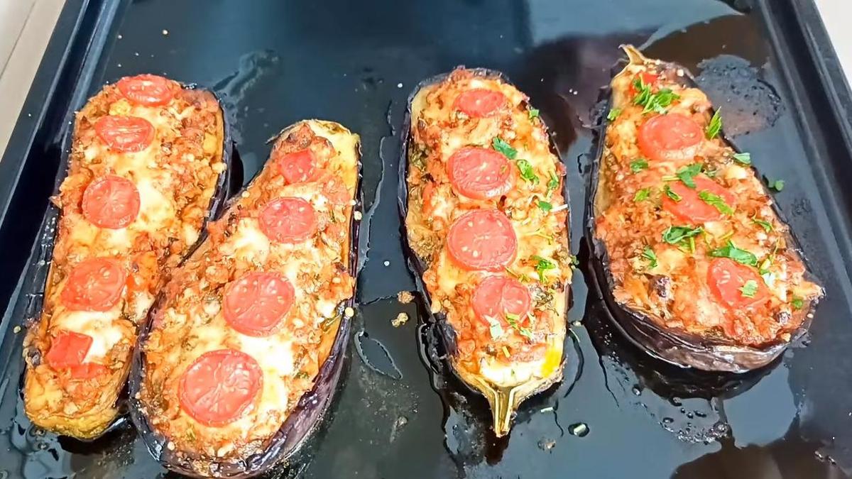 Приготовленные баклажанные лодочки с мясом