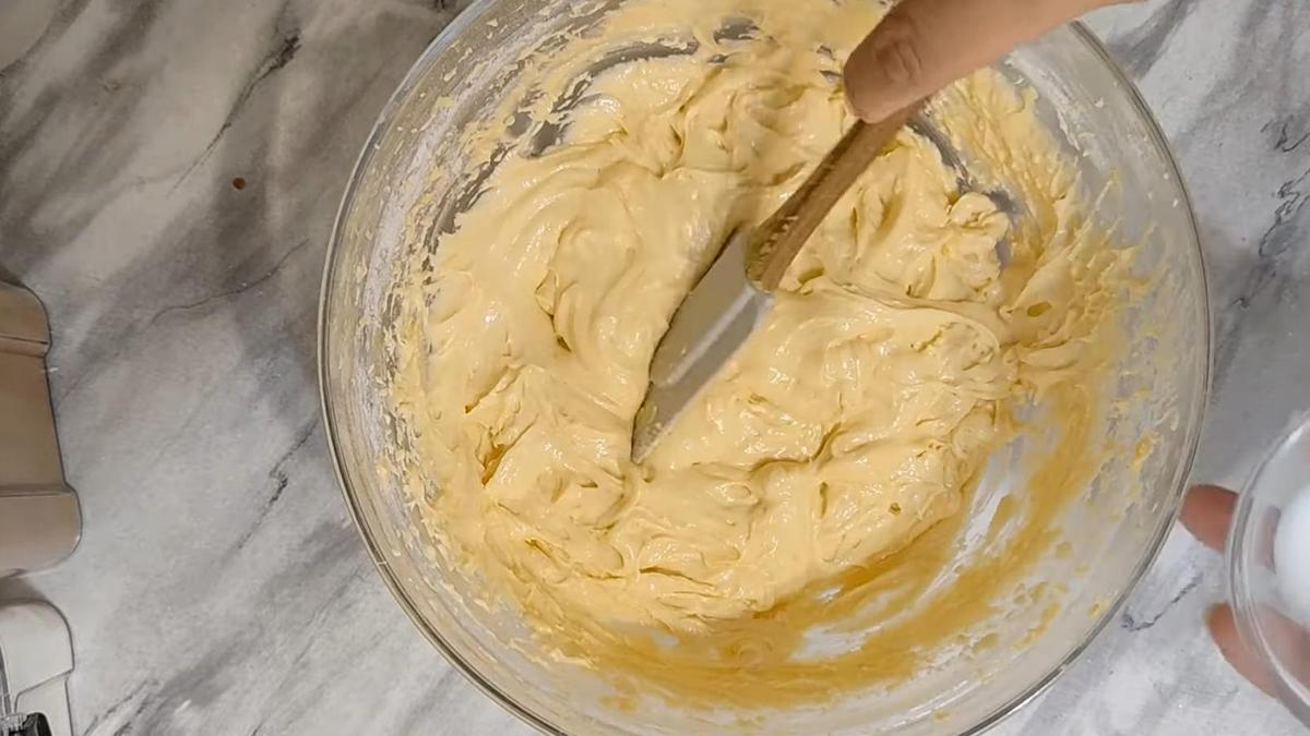 В стеклянной миске бисквитное тесто