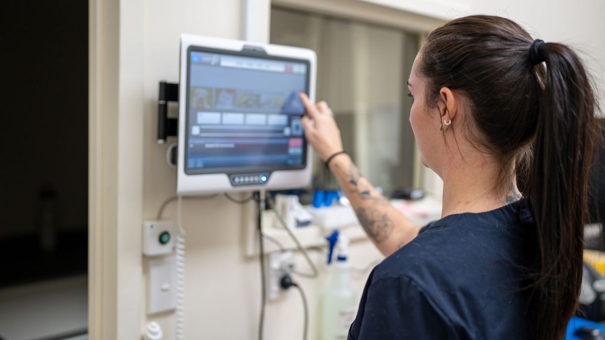 Врач смотрит в монитор