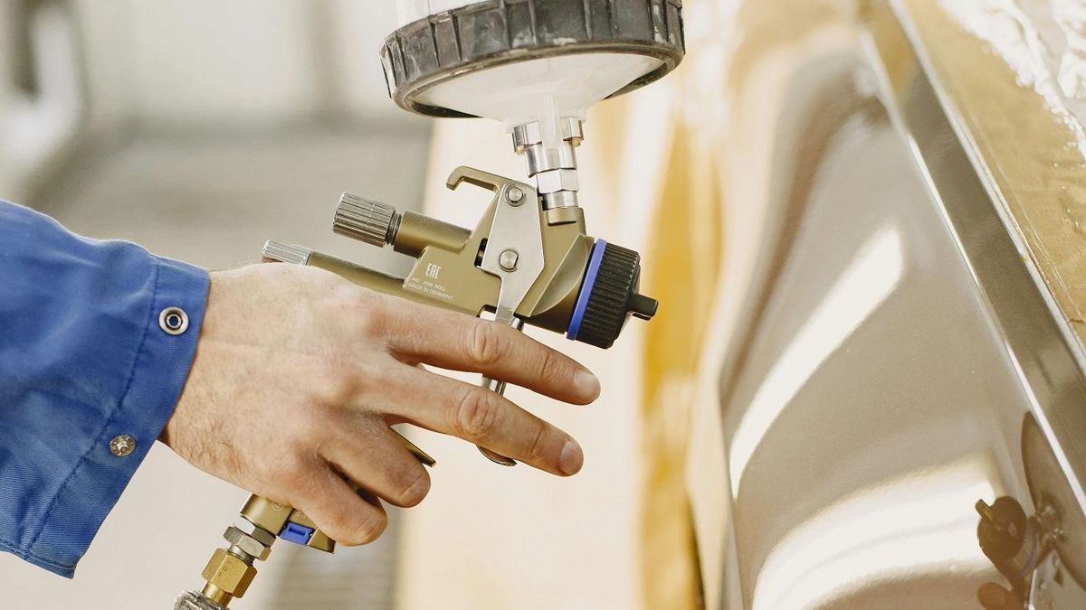 Распыление краски на автомобиль