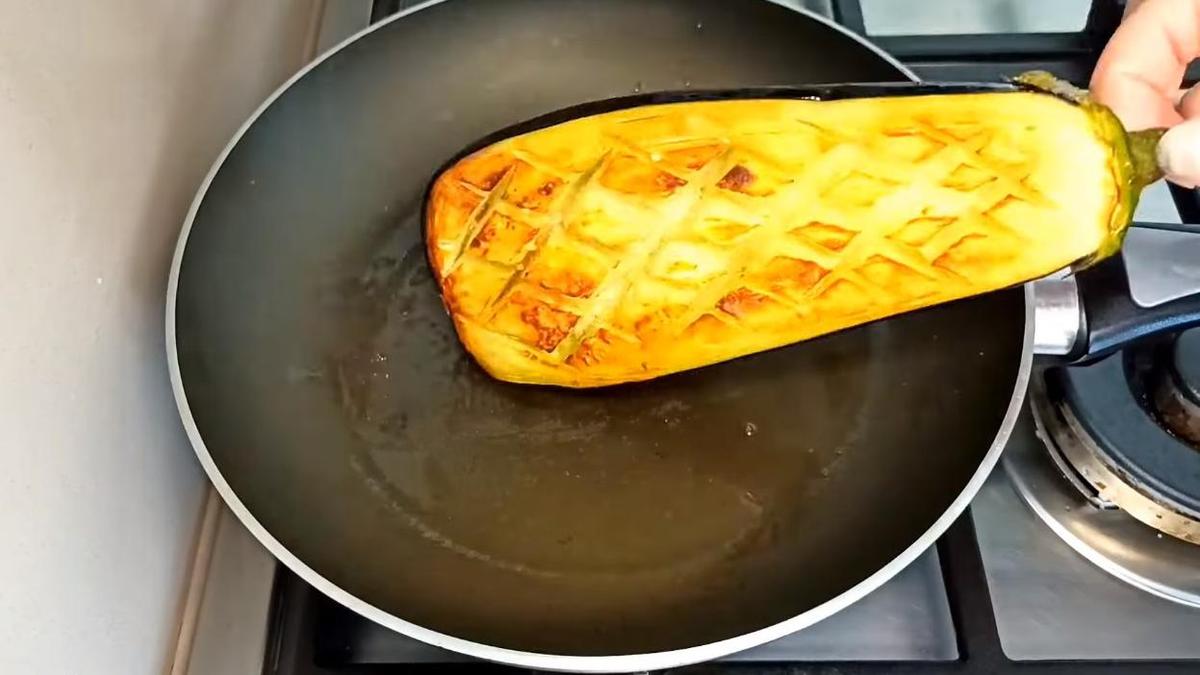 Обжаренный со стороны среза баклажан