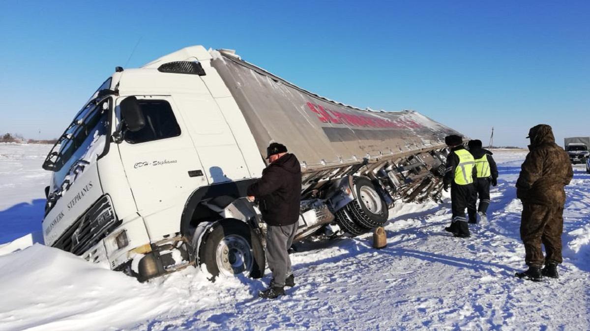 Грузовик перевернулся в СКО