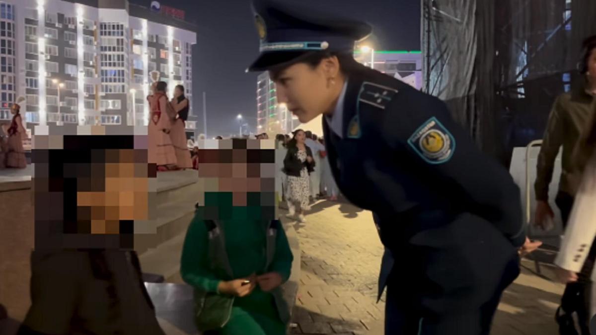 Полиция қызметкері мен балалар Полиция қызметкері мен балалар