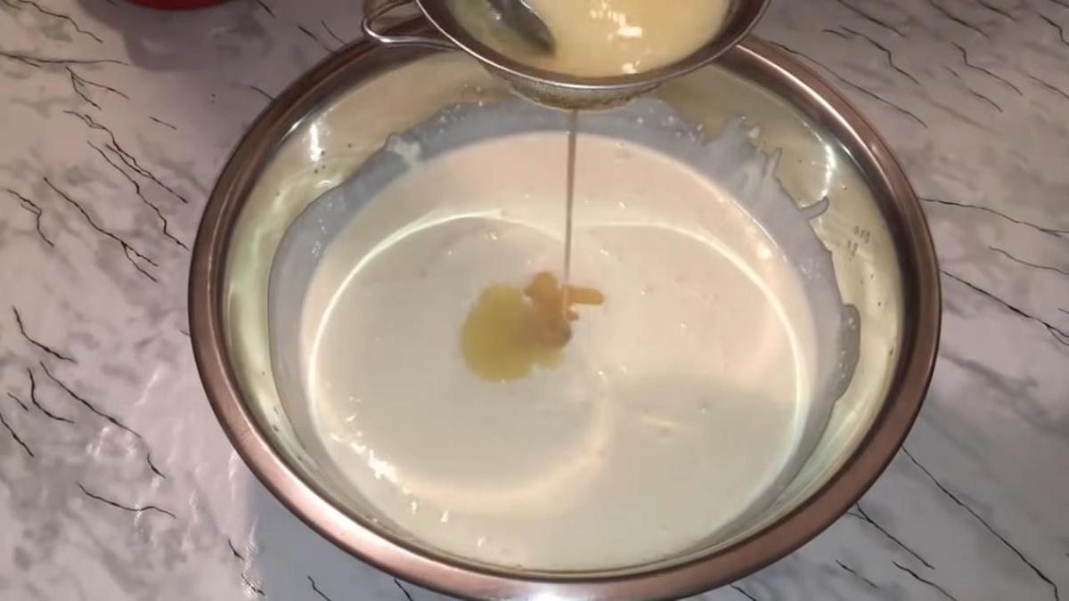 Желатин вливают к взбитому творогу