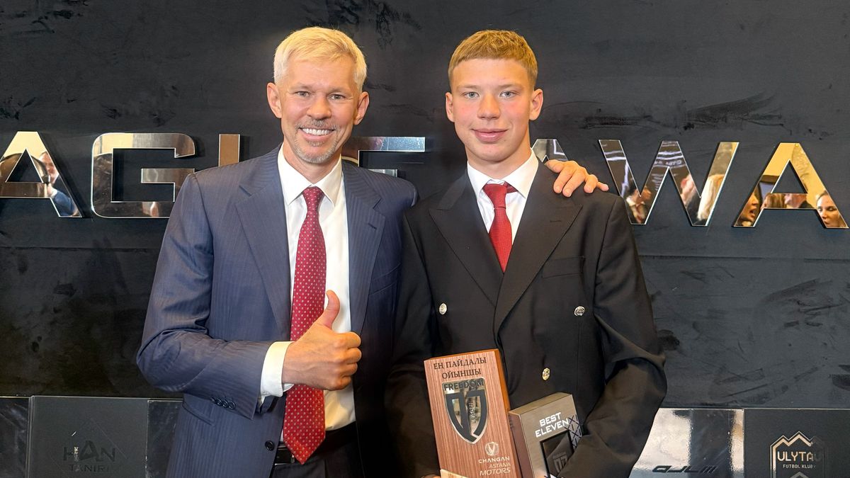 Глава дистрибуции Changan в Казахстане Денис Коломацкий и лауреат Changan MVP of the Season Глеб Макридов