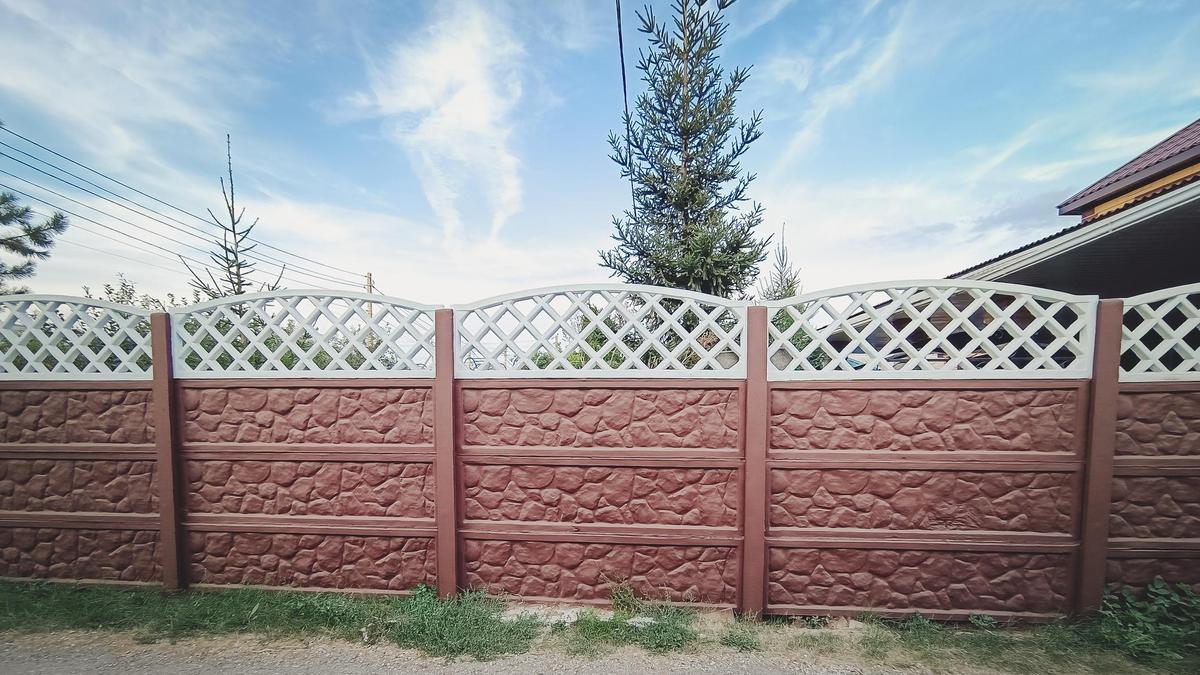 Забор возле частного дома Забор возле частного дома