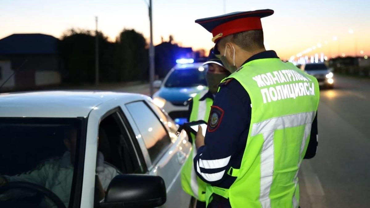 Сотрудник полиции разговаривает с водителем Сотрудник полиции разговаривает с водителем