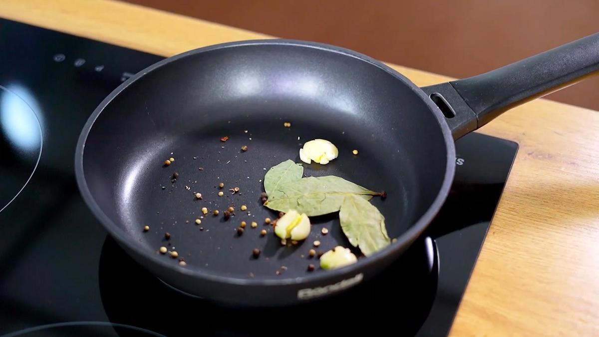 Чеснок, душистый перец и лавровый лист на сковороде