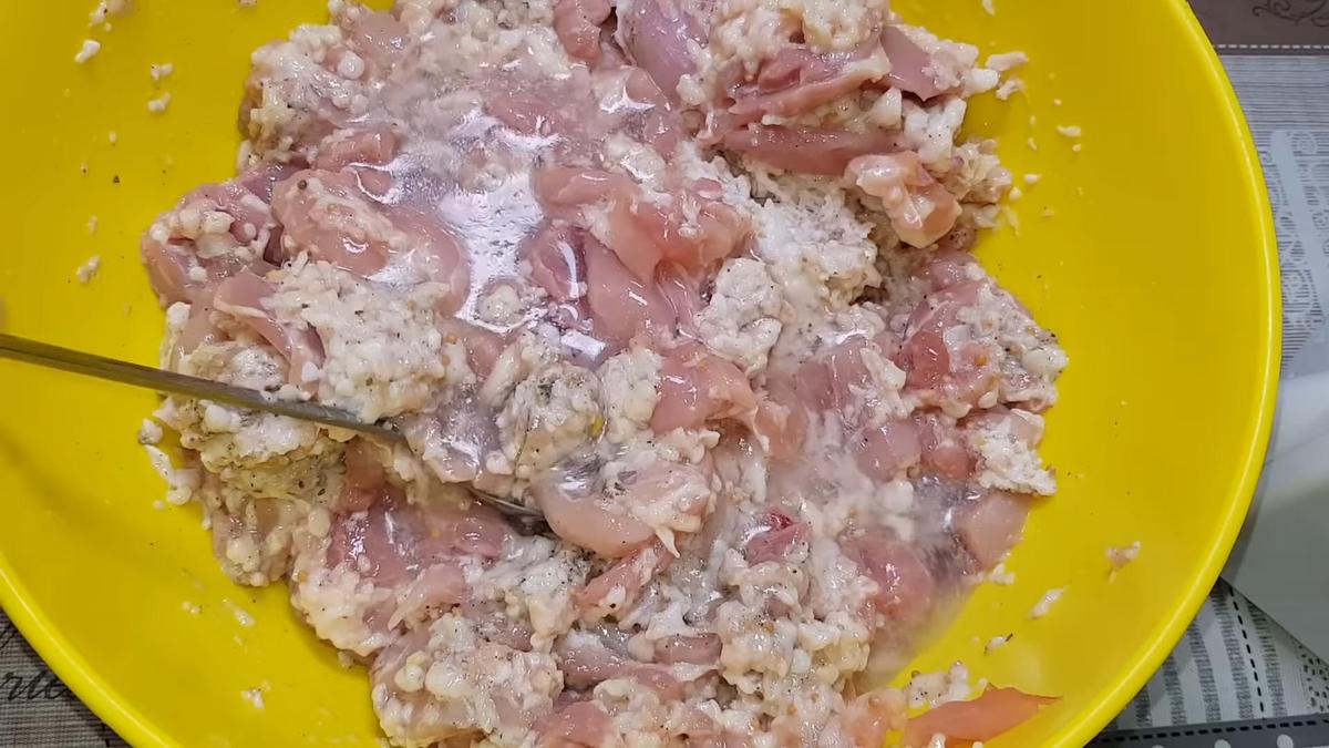 В миске вымешивают фарш