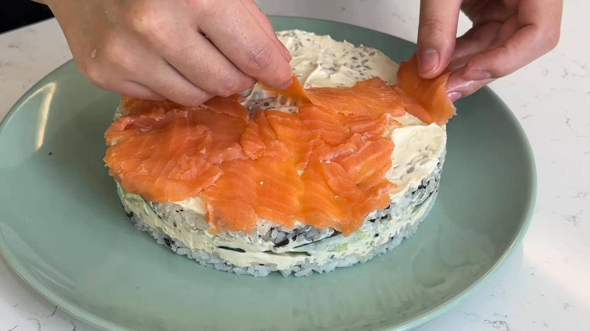 На салат выкладывают нарезанный лосось