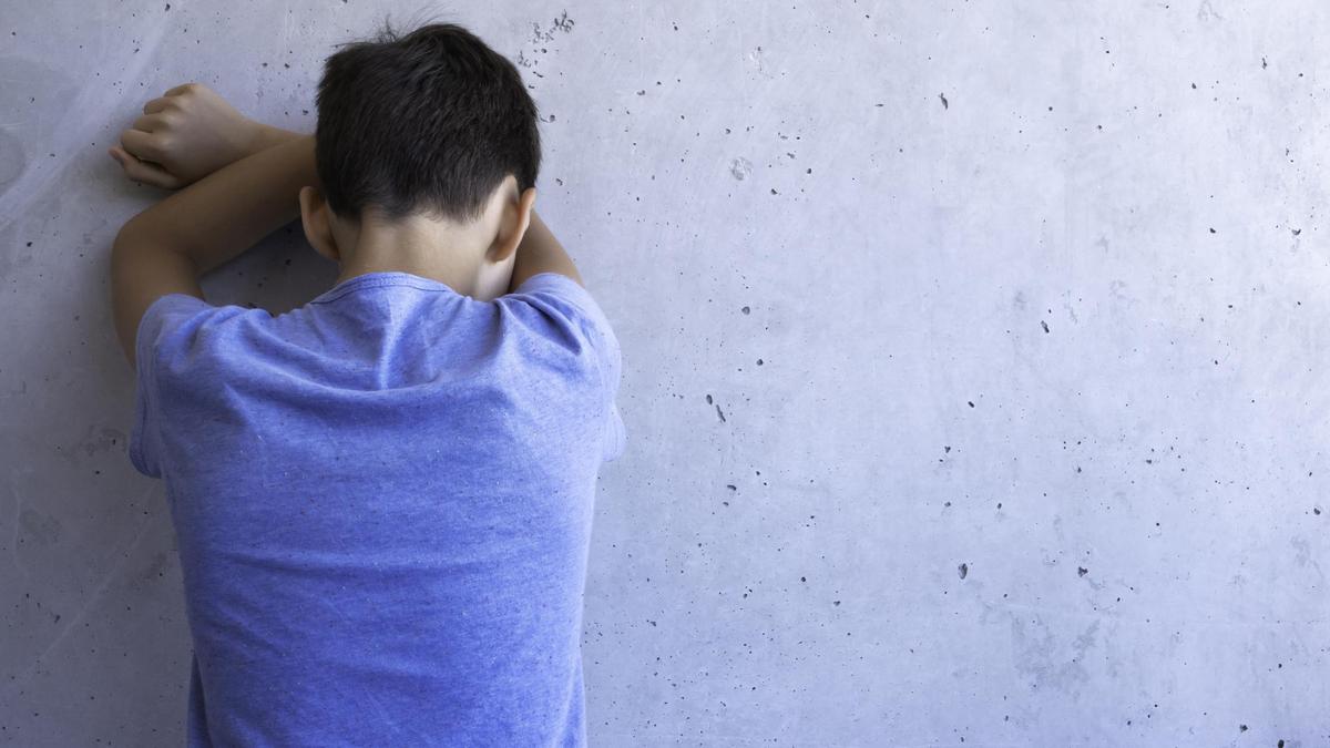 Мальчик стоит спиной