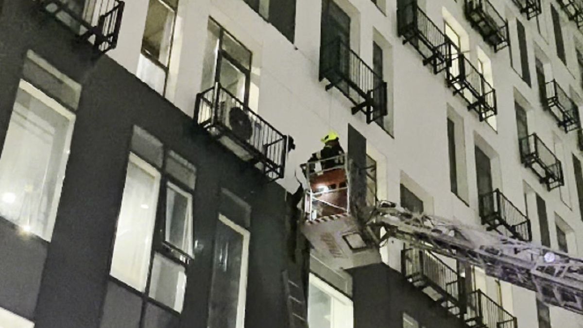 Пожарные тушат пожар