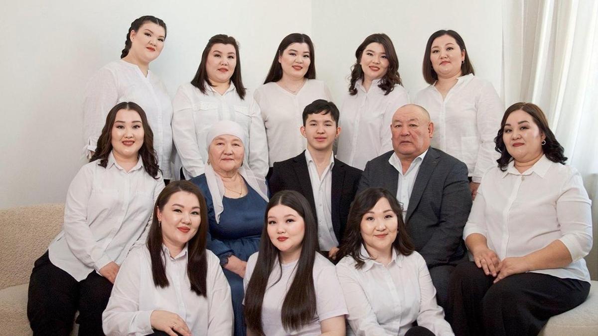 Семья с 10 дочками Семья с 10 дочками