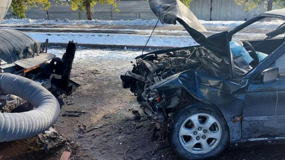 Легковое авто врезалось в цементовоз