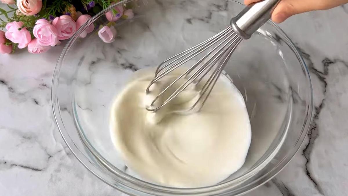 Кефир размешивают венчиком с содой