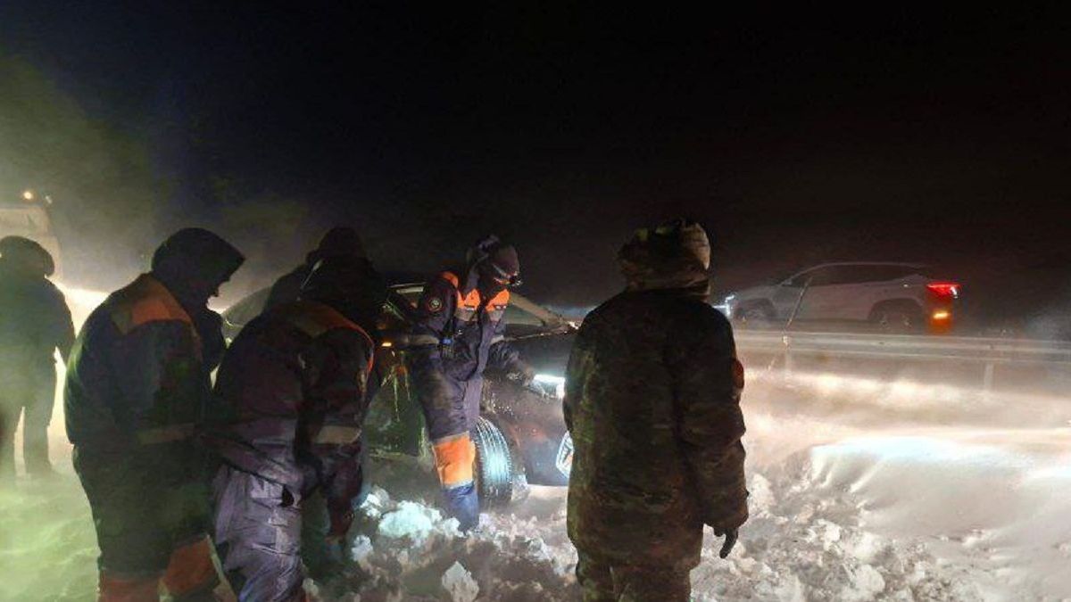 Спасатели помогают водителям