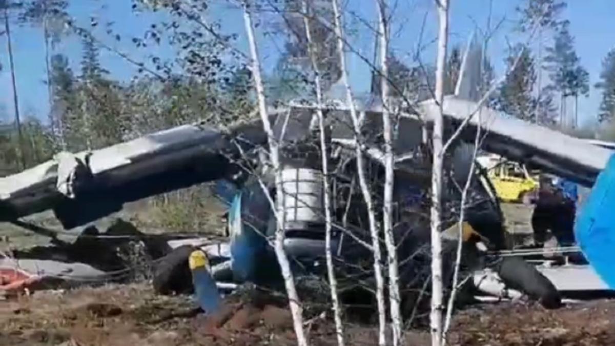Самолет совершил жесткую посадку Самолет совершил жесткую посадку