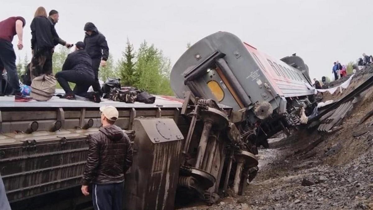 Комидегі аударылып түскен пойыз вагондары