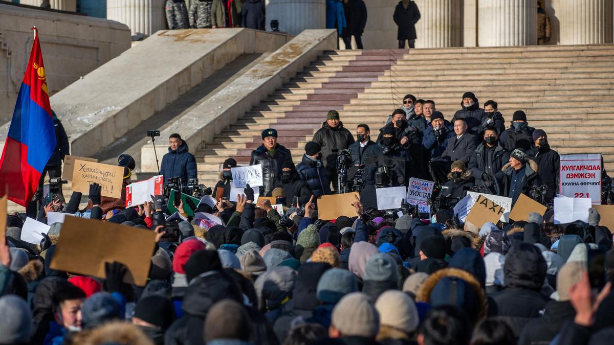 Протестующие перед Дворцом правительства в Улан-Баторе