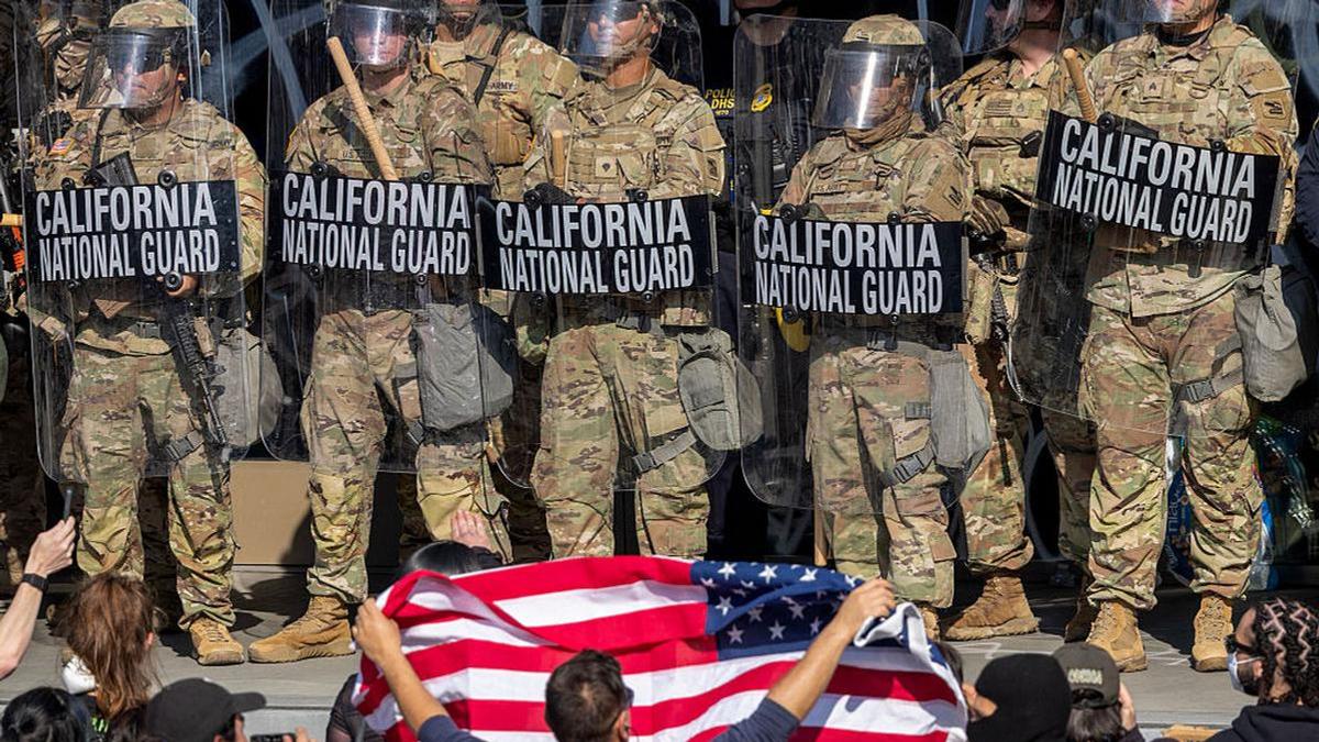 Солдаты Нацгвардии США в Лос-Анджелесе Солдаты Нацгвардии США в Лос-Анджелесе