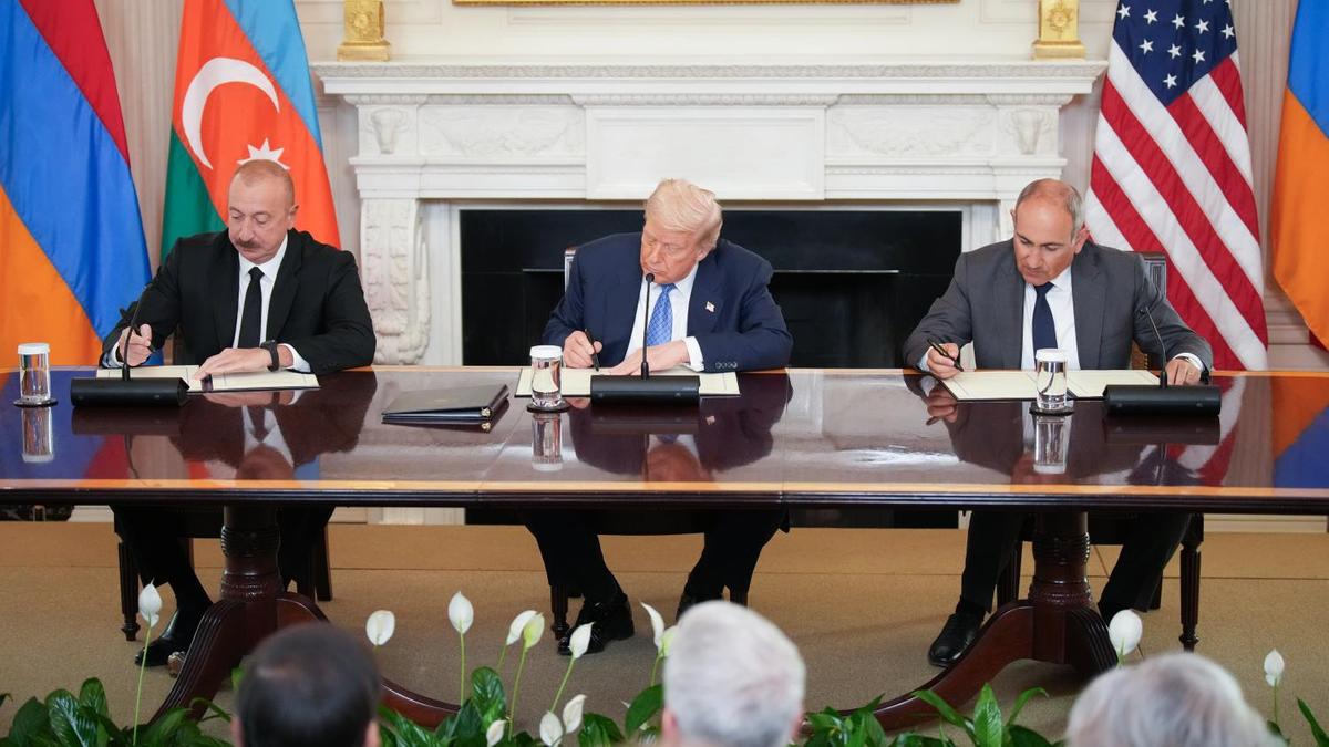 Главы Армении и Азербайджана подписывают соглашение