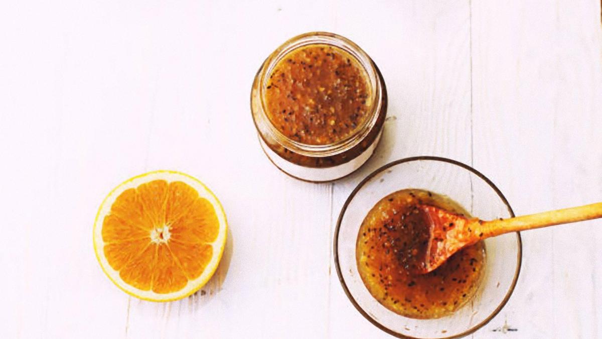 Джем в банке и креманке с ложкой, половинка апельсина