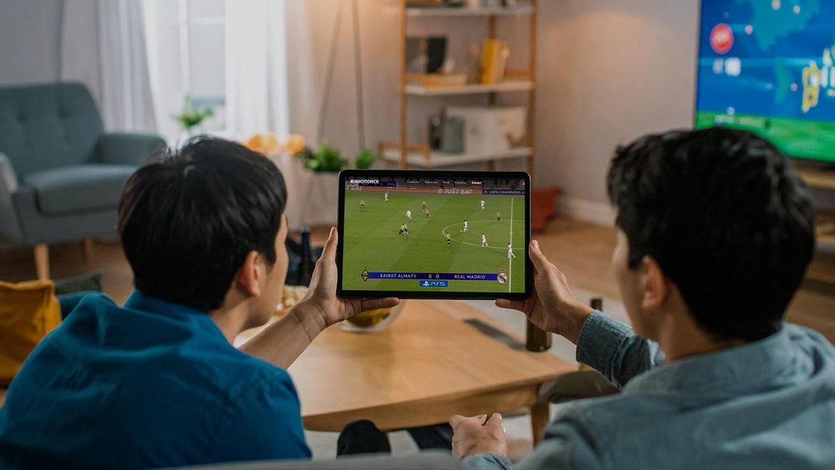 Люди смотрят матч