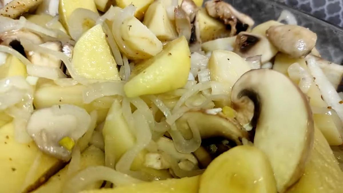 Дольки картофеля в специях с луком и грибами