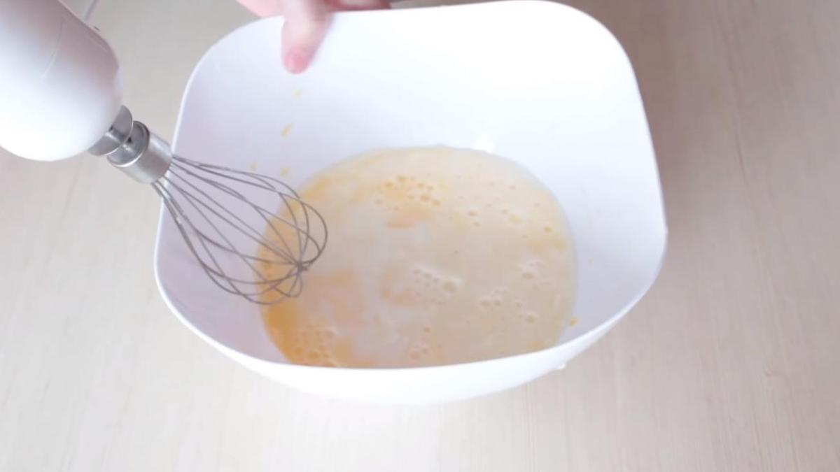 Взбитые с молоком яйца в миске