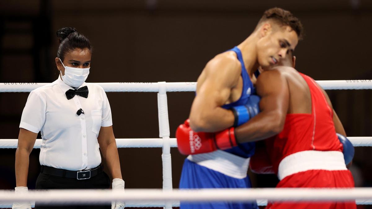 Марокканский боксер попытался укусить своего соперника во время боя на Олимпиаде-2020 