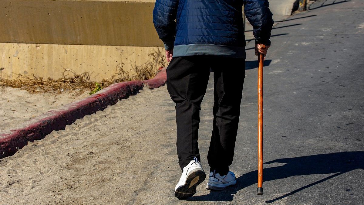 Пожилого мужчину нашли на улице в Актау: полиция опровергла версию избиения