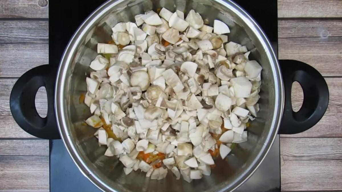 Добавление грибов в кастрюлю