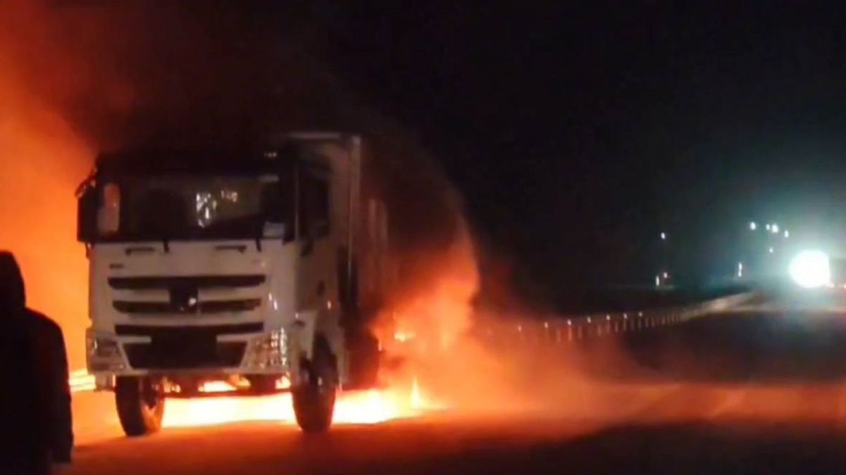 Грузовик загорелся